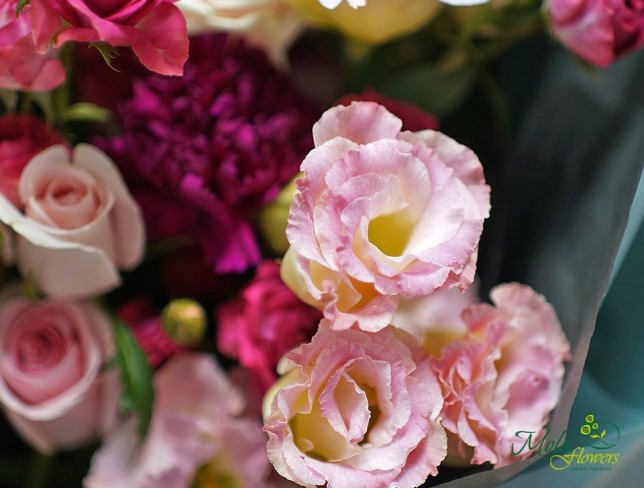 Buchet de trandafiri roz, eustoma și calla albă foto